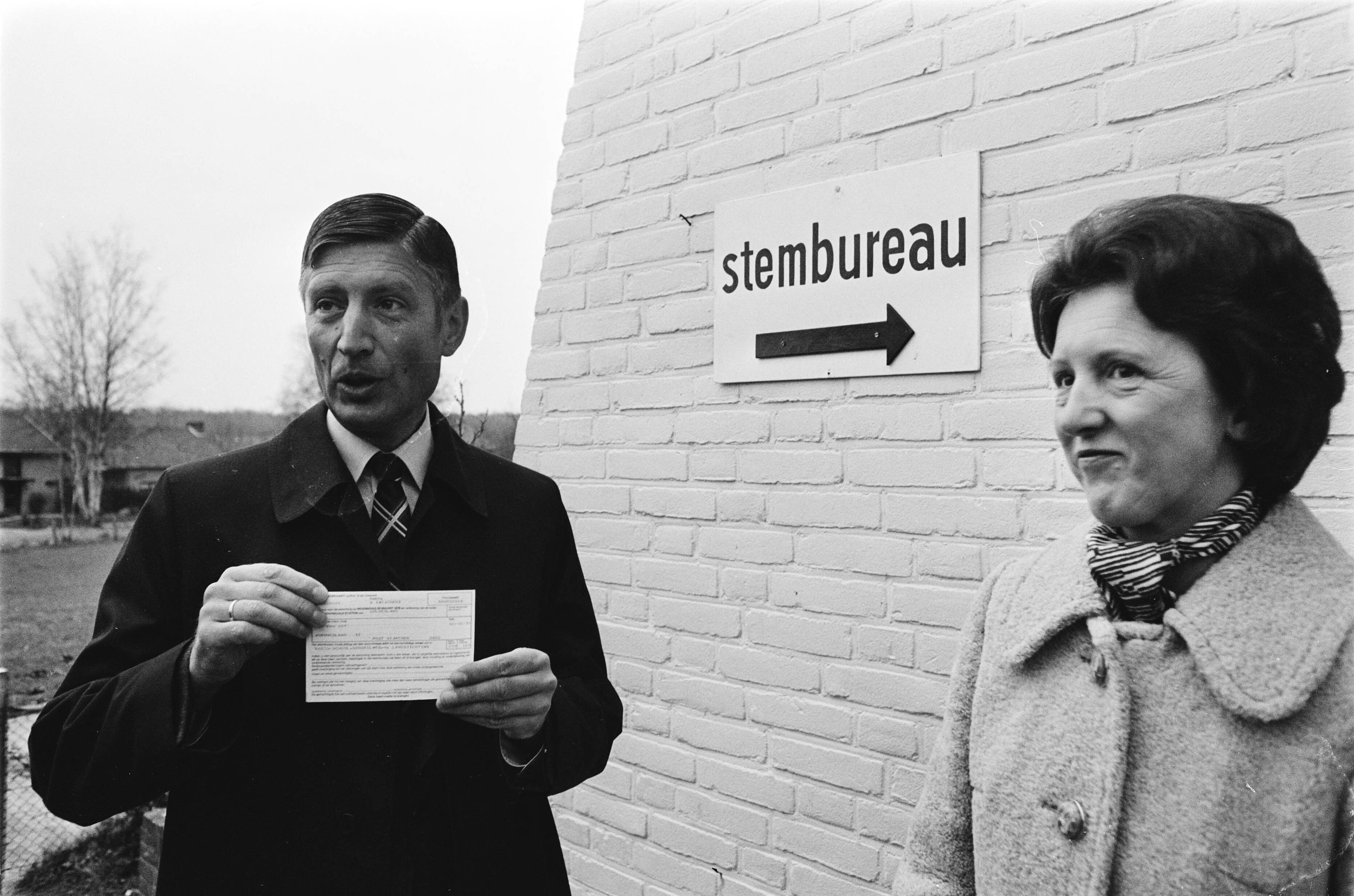 Dries van Agt en vrouw voor stembureau