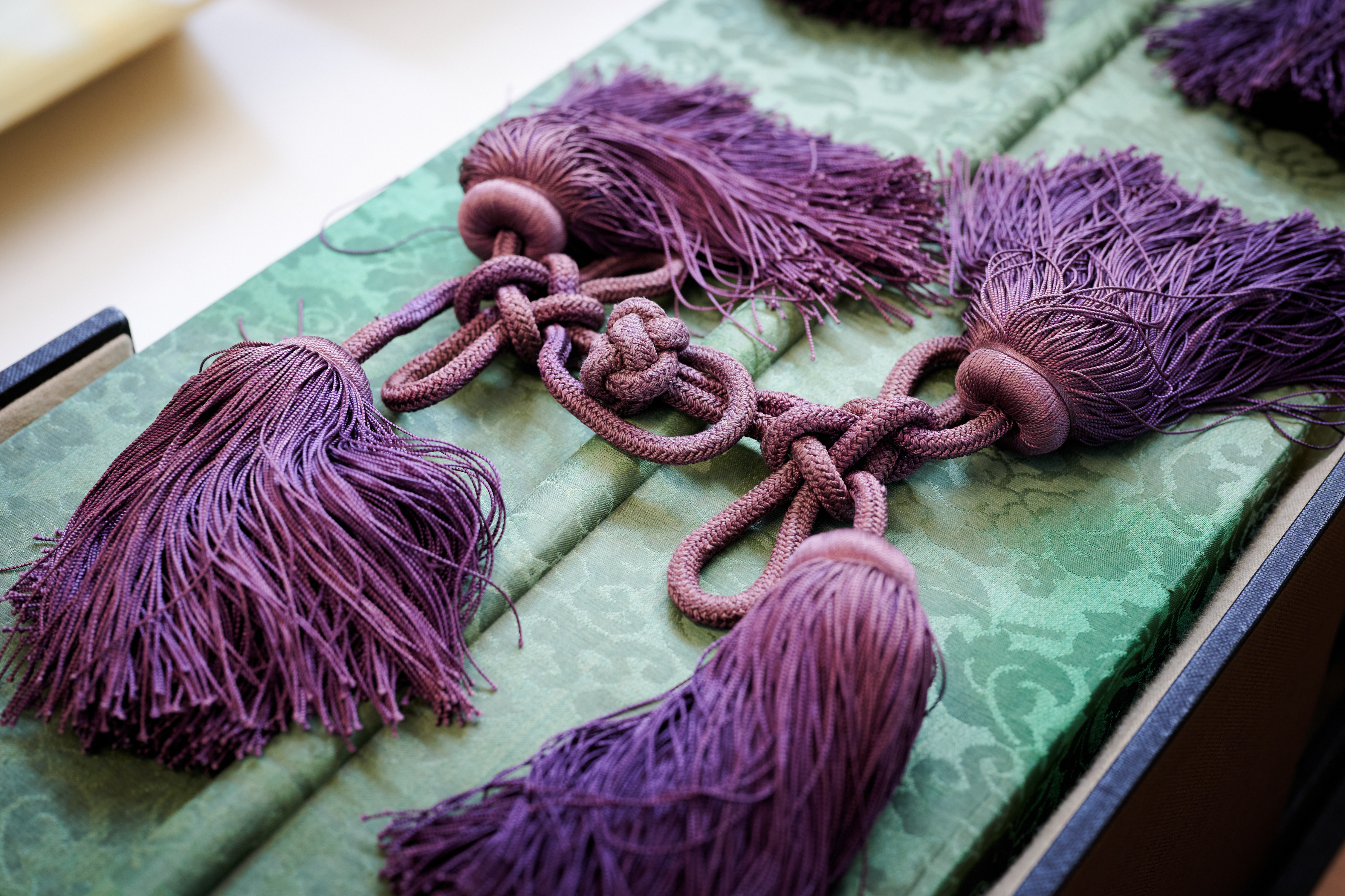 Doos met franjekwasten waarin de lakdoos en de brief van de shogun zitten. Fotograaf: Erik Jansen