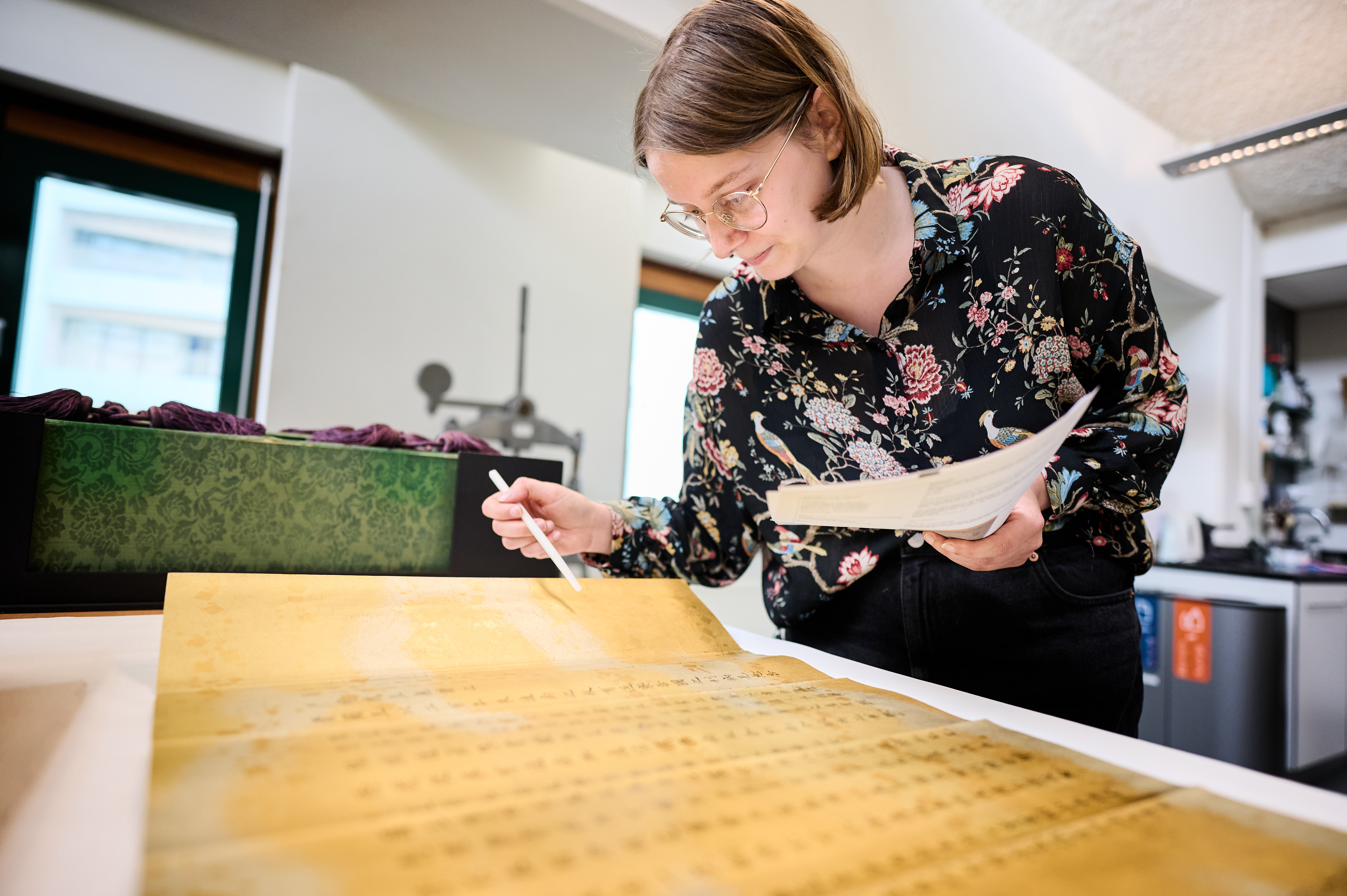 Restaurator Lieve Meulenbeld aan het werk in het restauratieatelier van het Nationaal Archief. Fotograaf: Erik Jansen