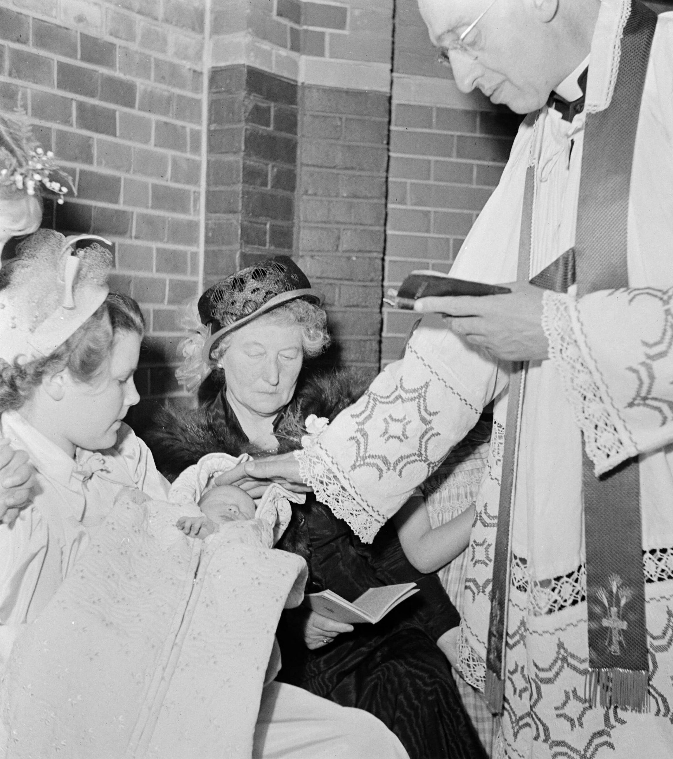 Doop kind echtpaar Van Abbe-Hoffmann (1950), Collectie Van de Poll Doop kind echtpaar Van Abbe-Hoffmann (1950), Collectie Van de Poll