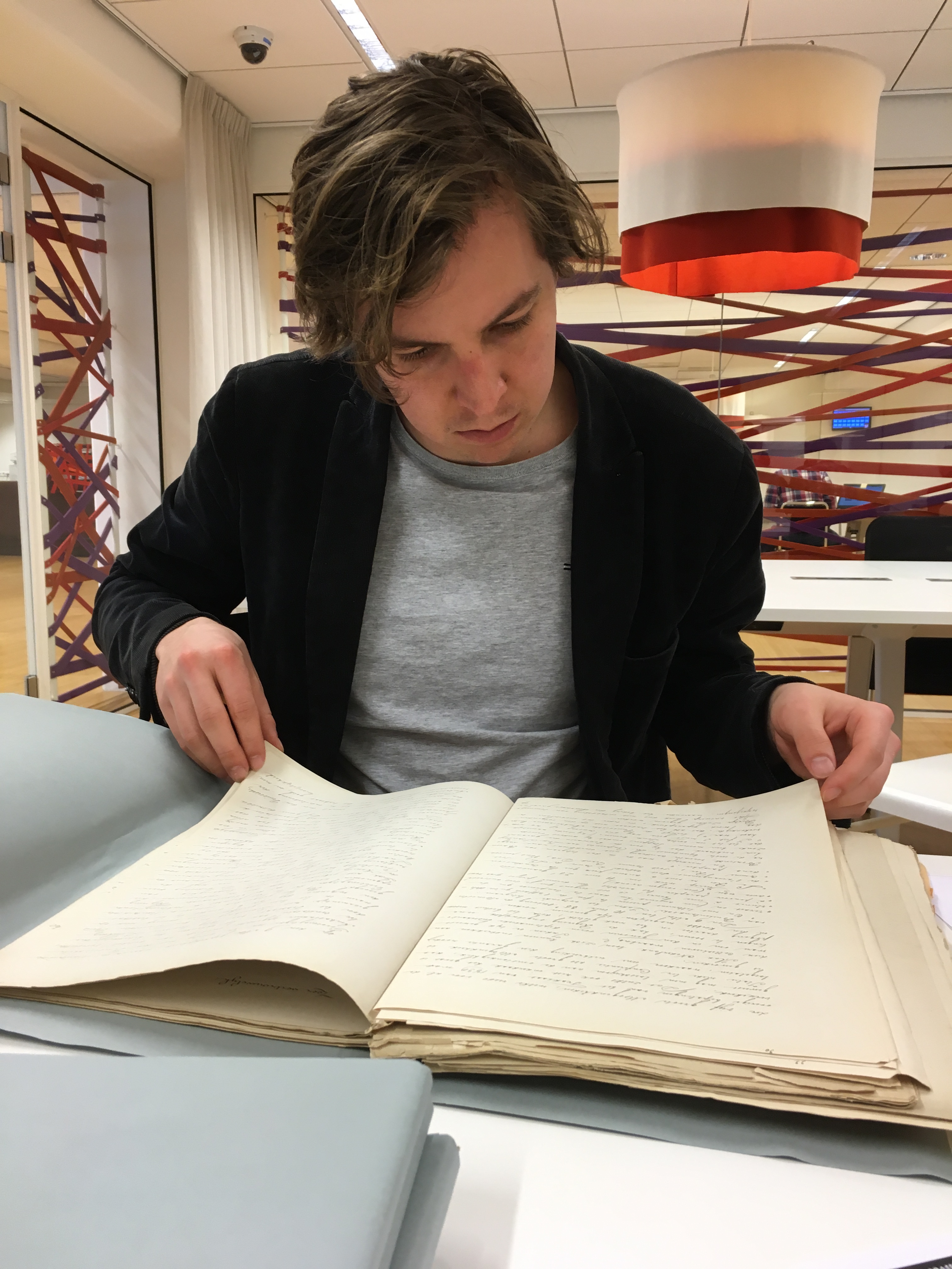 Student Universiteit Leiden in de studiezaal