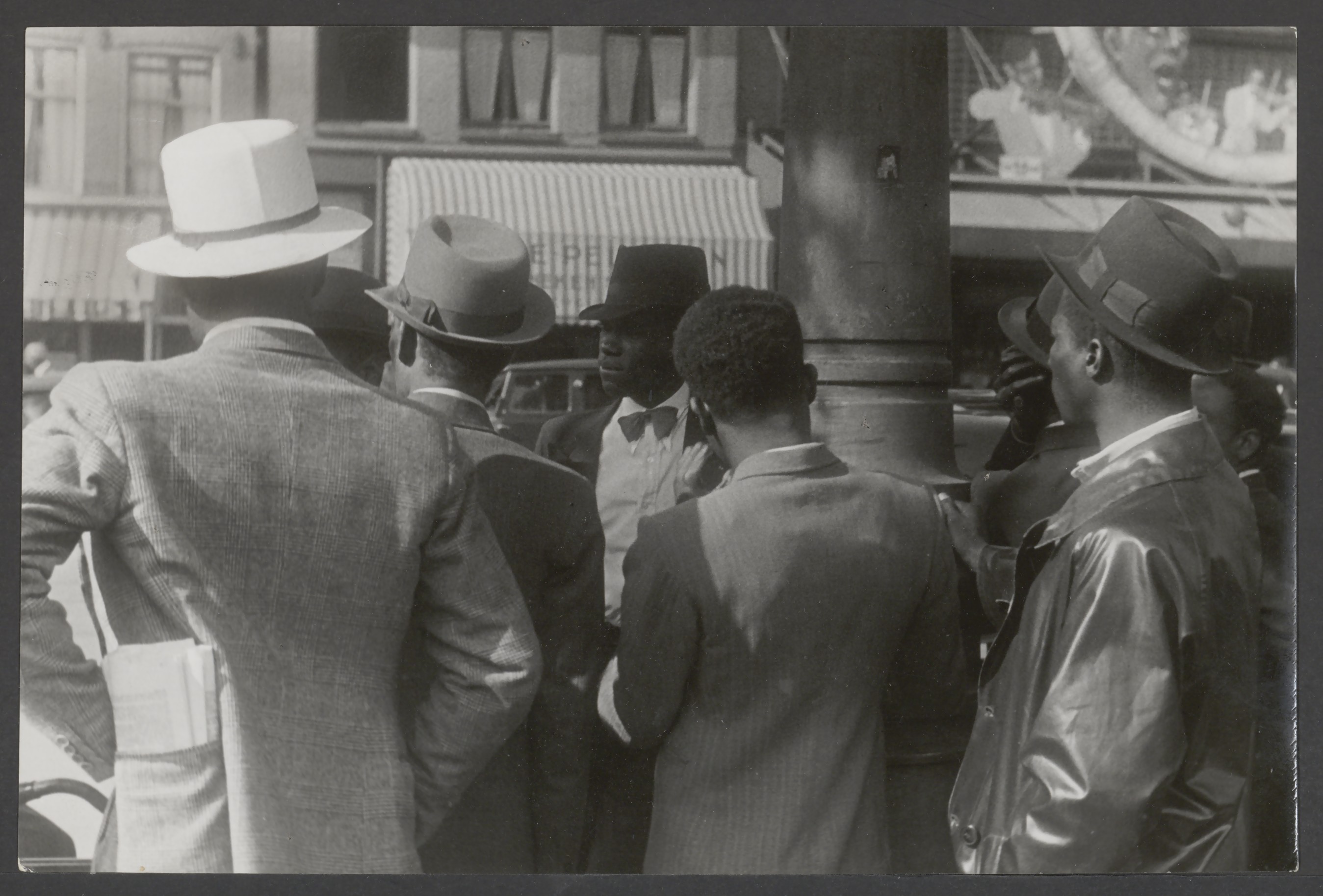 Nederlanders van Surinaamse afkomst bijeen op het Rembrandtplein, circa 1937. Fotograaf onbekend, Collectie Nationaal Archief.