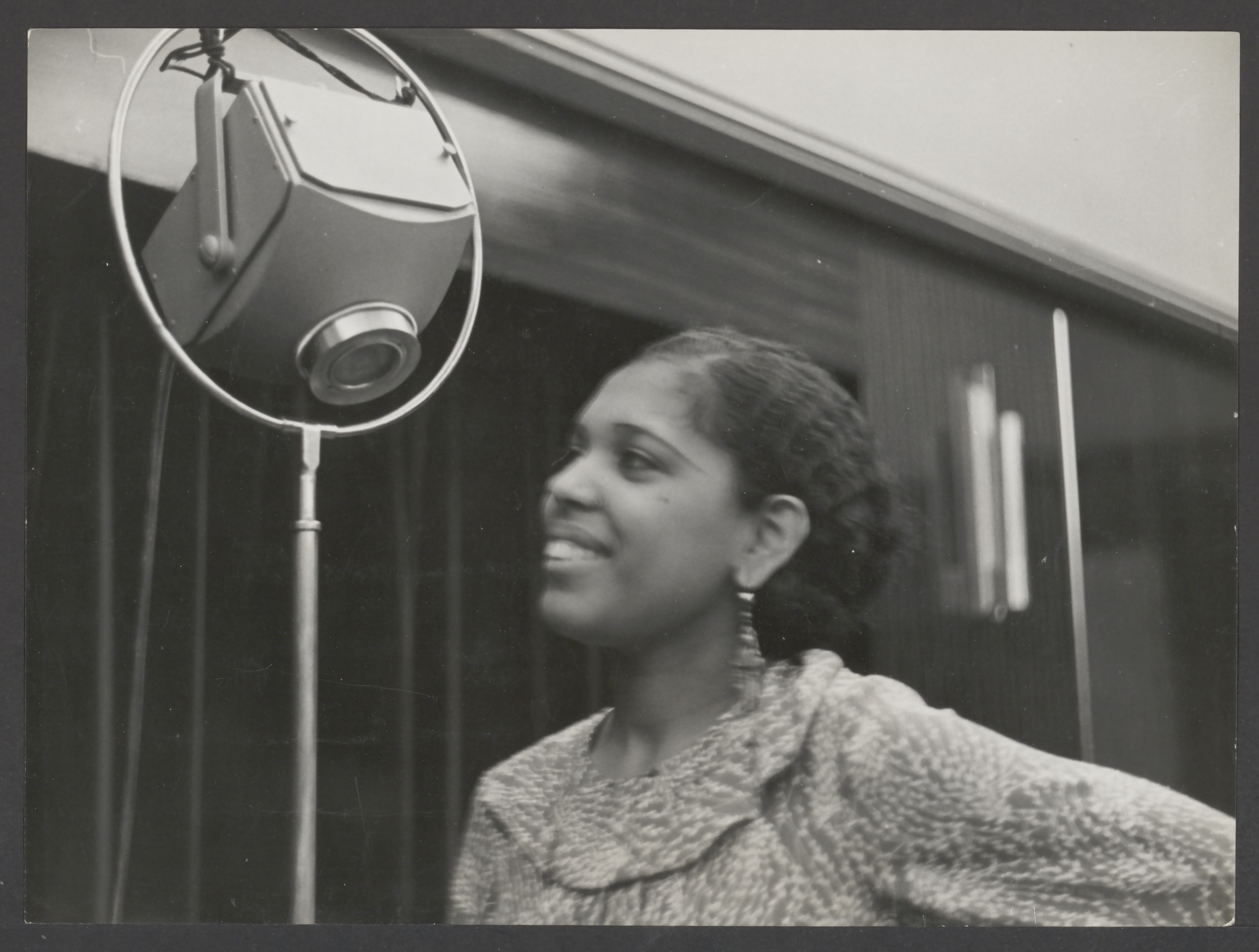 Rosie Poindexter in de studio achter de microfoon voor een plaatopname,  1935. Foto Wiel van der Randen, Collectie Nationaal Archief.