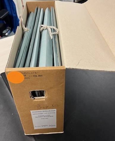 Open archiefdoos met meerdere inventarisnummers