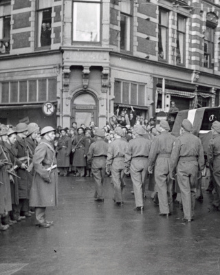 Foto van de begrafenis van verzetsstrijdster Hannie Schaft in 1945