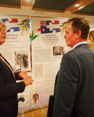 De Australische ambassadeur Dr. Greg French en rijksarchivaris Afelonne Doek openen de tijdelijke tentoonstelling People Movement Stories