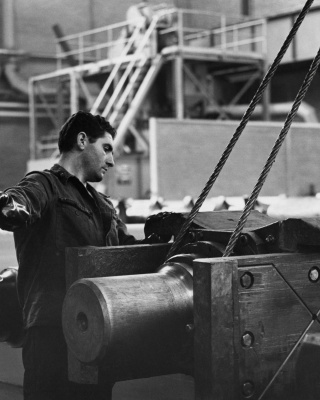 Italiaanse metaalarbeider in een fabriek in Leiden (1962).