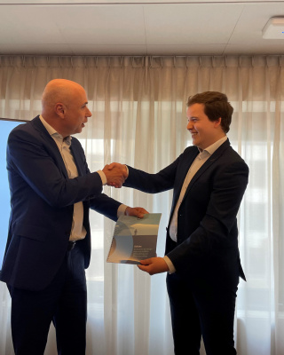 Lucas Lombaers ontvangt rapport van Constantijn van der Eijk.  