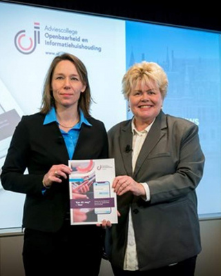 Foto van minister Hanke Bruins Slot van BZK, en Ineke Klein, voorzitter ACOI.
