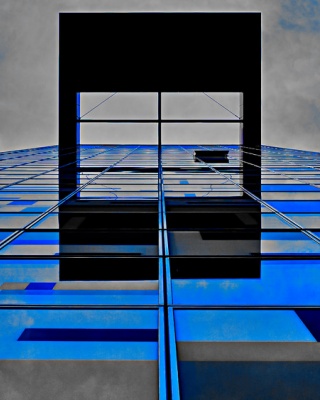 Foto van een raamwerk tegen een blauw-grijze lucht