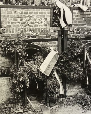 Herdenking Auschwitz, kransen bij ovens ca. 1946-1947