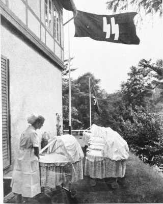 Zuster met wiegjes bij een Lebensbornhuis, 1943. Bundesarchiv, Bild 146-1973-010-11 / CC-BY-SA 3.0 DE, via Wikimedia Commons