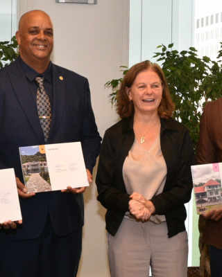 Van links naar rechts Timoteo Siberie (Bonaire), Eviton Heyliger (Saba), Inge Vossenaar (OCW) en Reuben Merkman (Sint Eustatius)