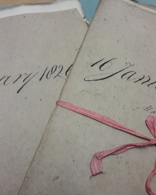 Dagbundels Nationaal Archief worden gemarkeerd en de datum ingevoerd.