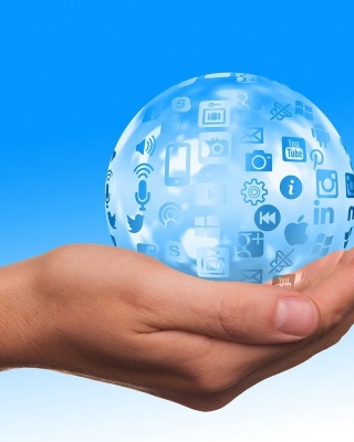 Afbeelding van een hand en een bol met social media ikonen.