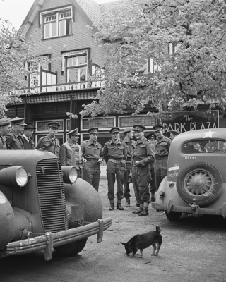 Militair Gezag op de Veluwe, mei 1945 foto: W. van de Poll