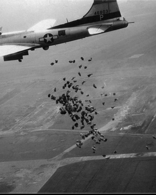 Voedseldropping Schiphol door Amerikaanse bommenwerper 1945