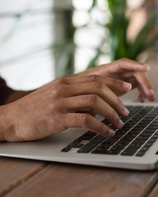 Afbeelding van iemand achter de computer.