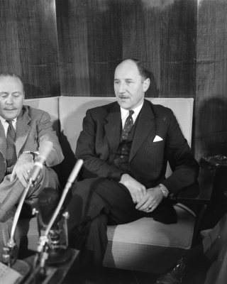 Aankomst minister mr. J.M.A.H. Luns op Schiphol nadat hij in New York een vergadering van de Verenigde Naties had bijgewoond, 1961. Foto: Wim van Rossem, Nationaal Archief / Collectie Anefo