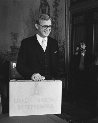 Prinsjesdag 1978, minister Andriessen met het miljardenkoffertje in de Tweede Kamer. Foto: Bert Verhoeff, Collectie Anefo