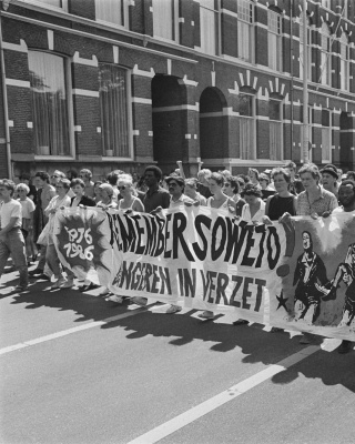 Demonstratie in Den Haag naar aanleiding van 10-jarige opstand in Soweto