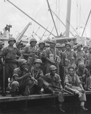 Foto van de KNIL-militairen aan boord van het troepentransportschip