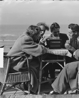 Luisterende mensen in Zandvoort, Anefo, Harry Pot