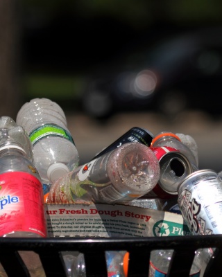 Foto van afval in een openbare container.