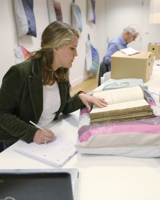 Onderzoekers bezig in de studiezaal