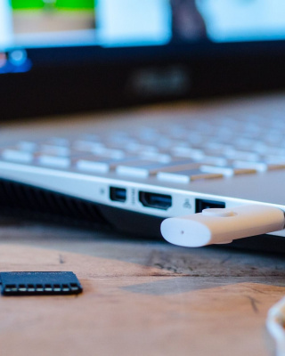 Afbeelding van computer met geheugenkaart en usb-stick.