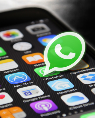 Afbeelding van mobiele telefoon met apps.