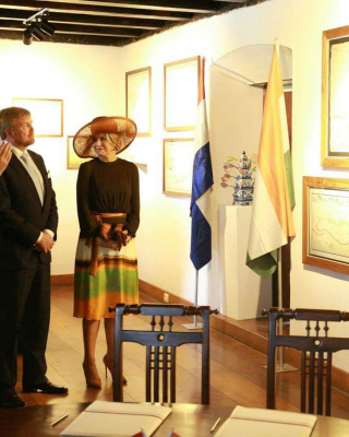 Marens Engelhard (directeur Nationaal Archief) leidt het koninklijk paar en minister van Buitenlandse Zaken Stef Blok langs de reproducties van kaarten uit de collectie van het Nationaal Archief © Archeological Survey of India 