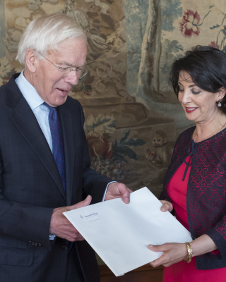 Informateur Herman Tjeenk Willink krijgt op dinsdag 30 mei 2017 zijn opdracht uit handen van Tweede Kamervoorzitter Khadija Arib.