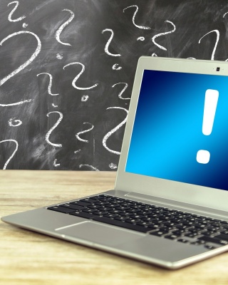 Laptop-vraagteken uitroepteken. Afbeelding van Gerd Altmann via Pixabay