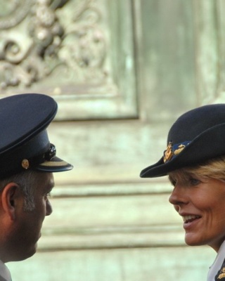 Foto van 2 politiefunctionarissen op Koningsdag.