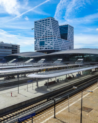 Foto van het gemeentehuis en het station in Utrecht 
