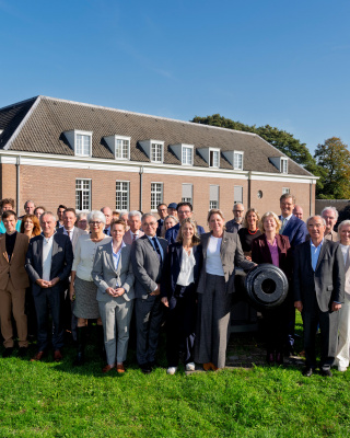 Groepsfoto van vertegenwoordigers van RHC's en Rijk. 