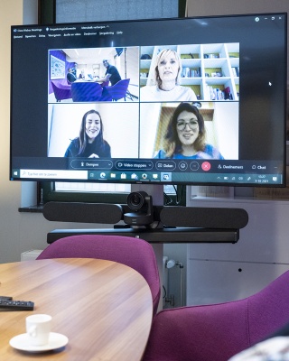 Foto van Tineke Dijkstra, kantooromgeving, mensen in vergadering.