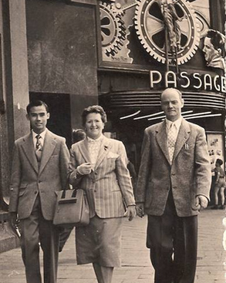 Bert van Rheeden wandelend naast zijn dierbare pleegouders, (tante) Ans Sander-Groeneweg en (oom) Karel Sander, 1954.