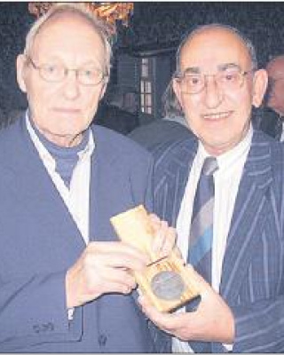 H. Lugtigheid en Arie Spiero met de Yad Vashem onderscheiding waarmee G. Lugtigheid postuum werd geëerd. Foto: Nieuwsbode Zeist