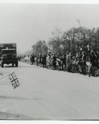 Bevrijdingsoptocht in Bussum, 8 mei 1945. Collectie: Agnes Sillem.