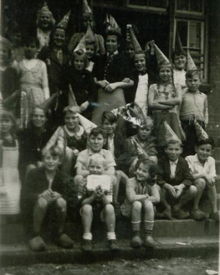 Tijdens carnaval. Ik zit vooraan rechts, met de klompjes en de vlechten