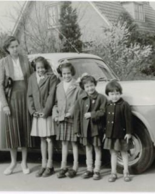 Irene Tjio samen met haar moeder en zussen voor hun woning in Nederland. Privébezit Irene Tjo