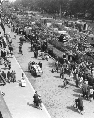 Mijn ouders, broer, zus en ik op het balkon aan de Heemraadssingel Rotterdam.