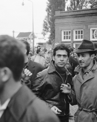 Italianen op straat in Oldenzaal na vergadering. Collectie: Nationaal Archief.