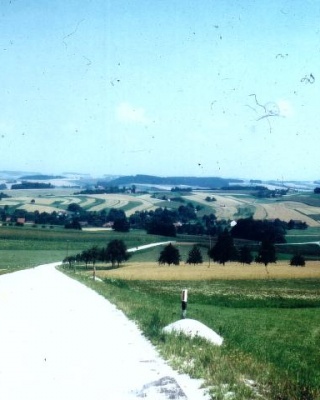 Landschap van Oostenrijk waarin wij urenlang liepen met 13 stuks bagage. Foto is in 1973 genomen, toen ik terug ging naar Oostenrijk.