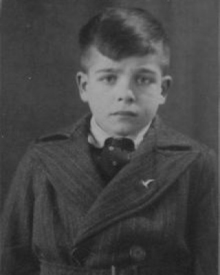 Deze pasfoto uit 1939 werd gemaakt voor het lidmaatschapsbewijs van de Jeugdstorm, maar zover is het nooit gekomen omdat toen de groep al ontbonden was.Deze pasfoto uit 1939 werd gemaakt voor het l