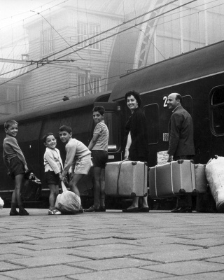 Italiaanse gastarbeider laat gezin naar Nederland overkomen, Centraal Station Amsterdam. Collectie: Spaarnestad Photo / NA.