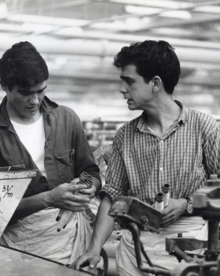 Italiaanse gastarbeiders in textielindustrie Twente, 1964. Fotograaf Louis van Paridon. Collectie: NA/Spaarnestad Photo.