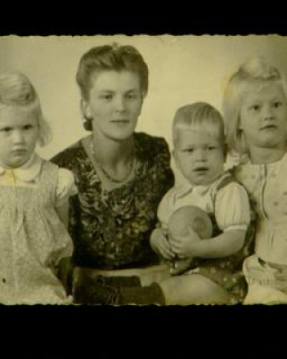 Deze foto van mijn moeder en haar kinderen hing boven het bed van mijn vader in kamp Westerbork.